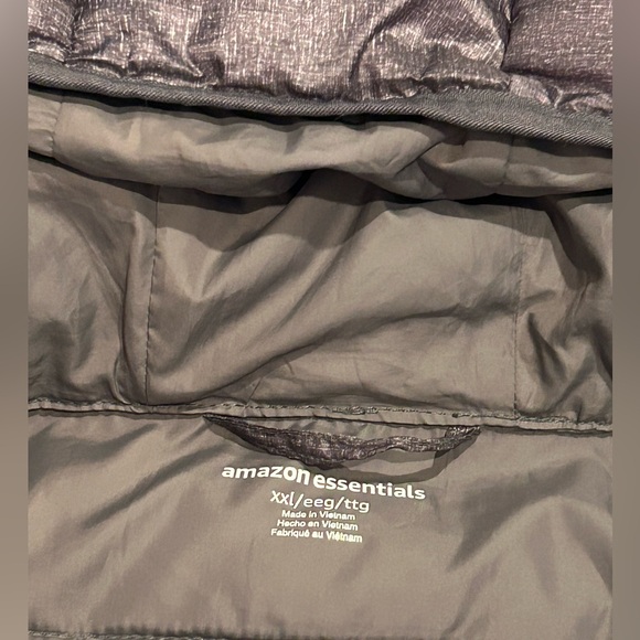 Amazon Essentials Lightweight Water-Resistant Packable Hooded Puffer Coat - Picture 8 of 14